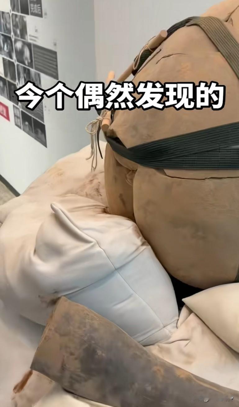 这个兵马俑也做的太细了，佩服2000多年前古人的智慧，马刚拉完，还没回缩这就是