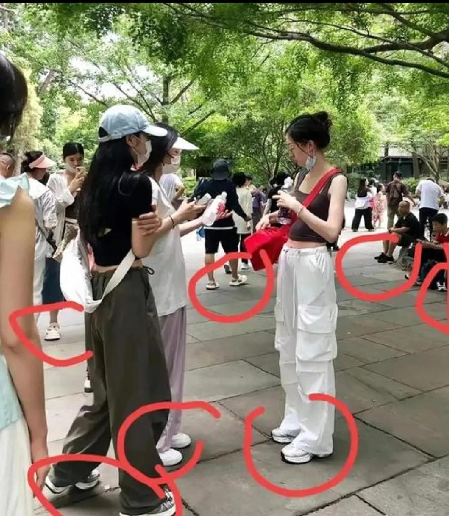 救命！夏天的脚怎么集体“怕热又怕冷”了谁懂啊！大夏天38度高温🔥满大街