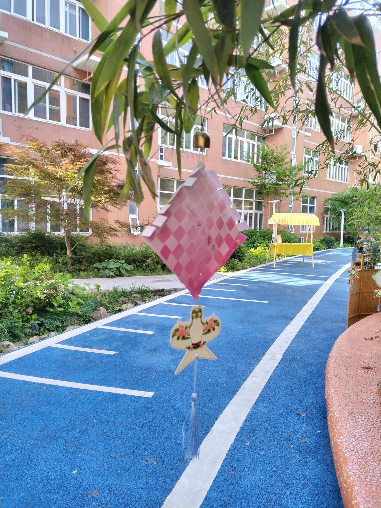 【趣联联趣】上联：含情，伊人饱受相思苦下联：？【一字千金】《行歌·其四》