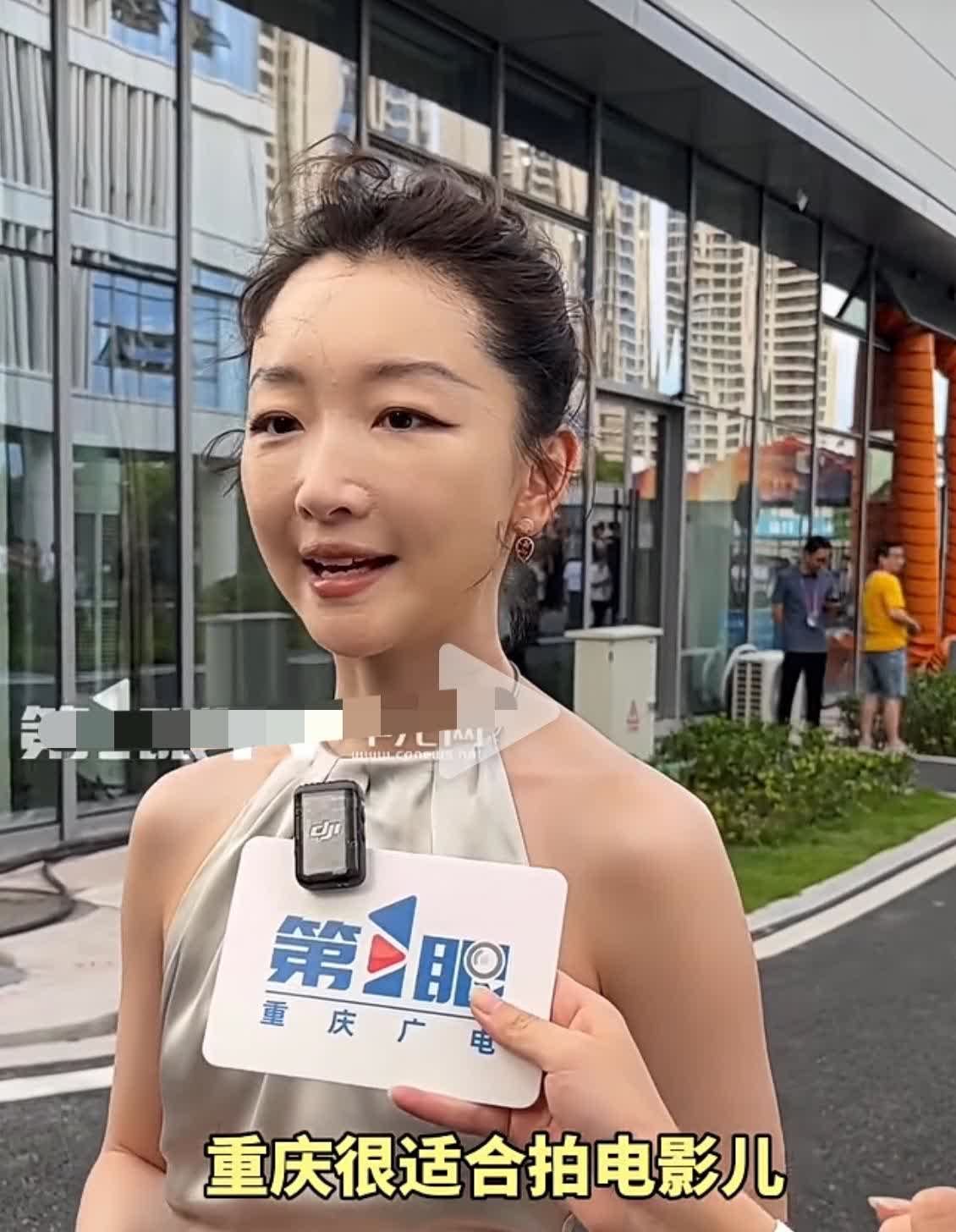 以前的周冬雨多美啊，长相多么有特色呀！现在有谁能告诉我呢？这还是那位
