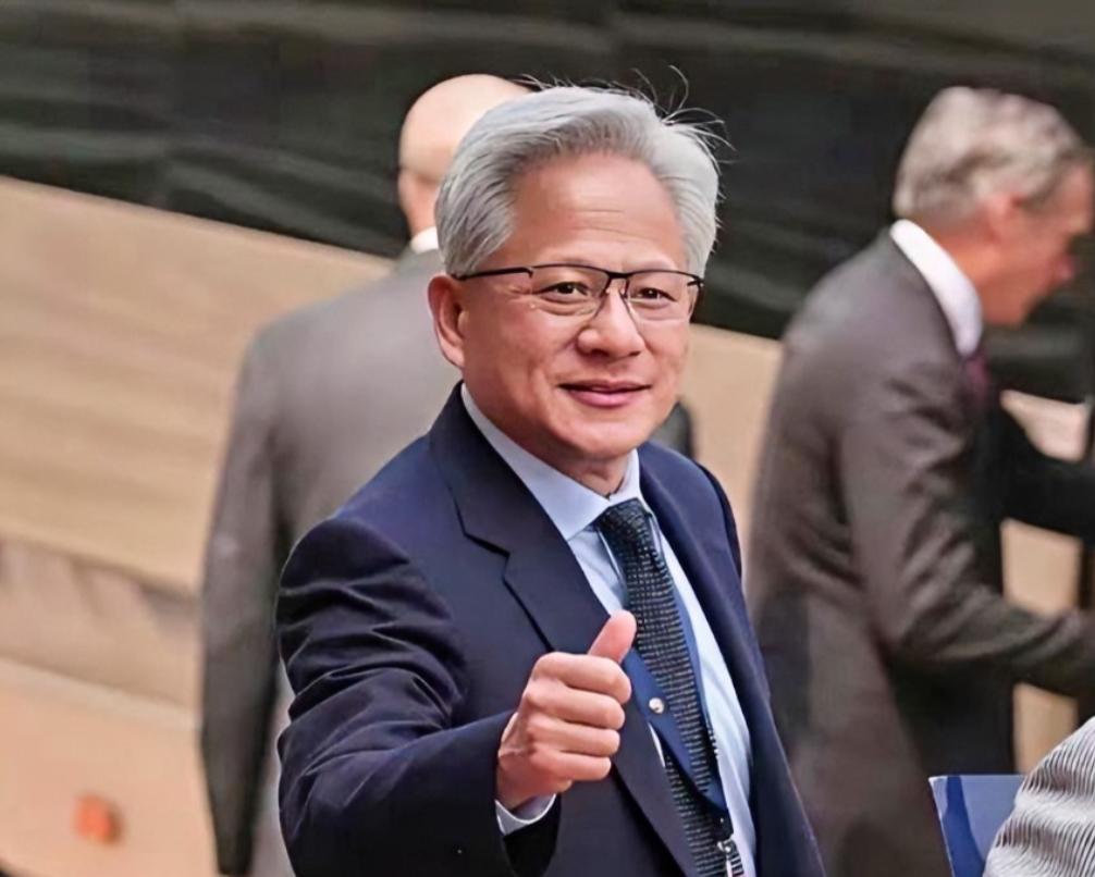 黄仁勋这个人，真的有点意思。在印度谈笑风生，松弛得像在自己家，到了越南反客为主