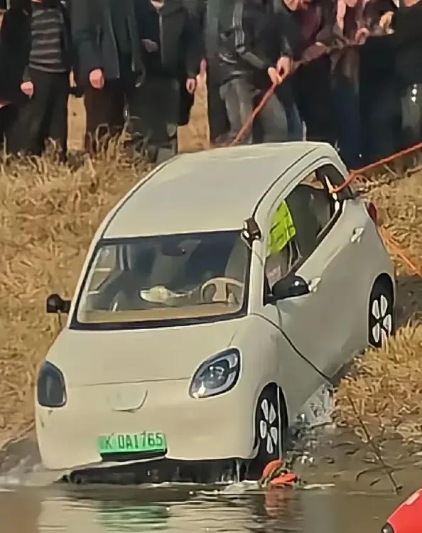 12月27日早晨7点，事件发生在湖北天门。新能源电动车女车主是陕西人，今年才26