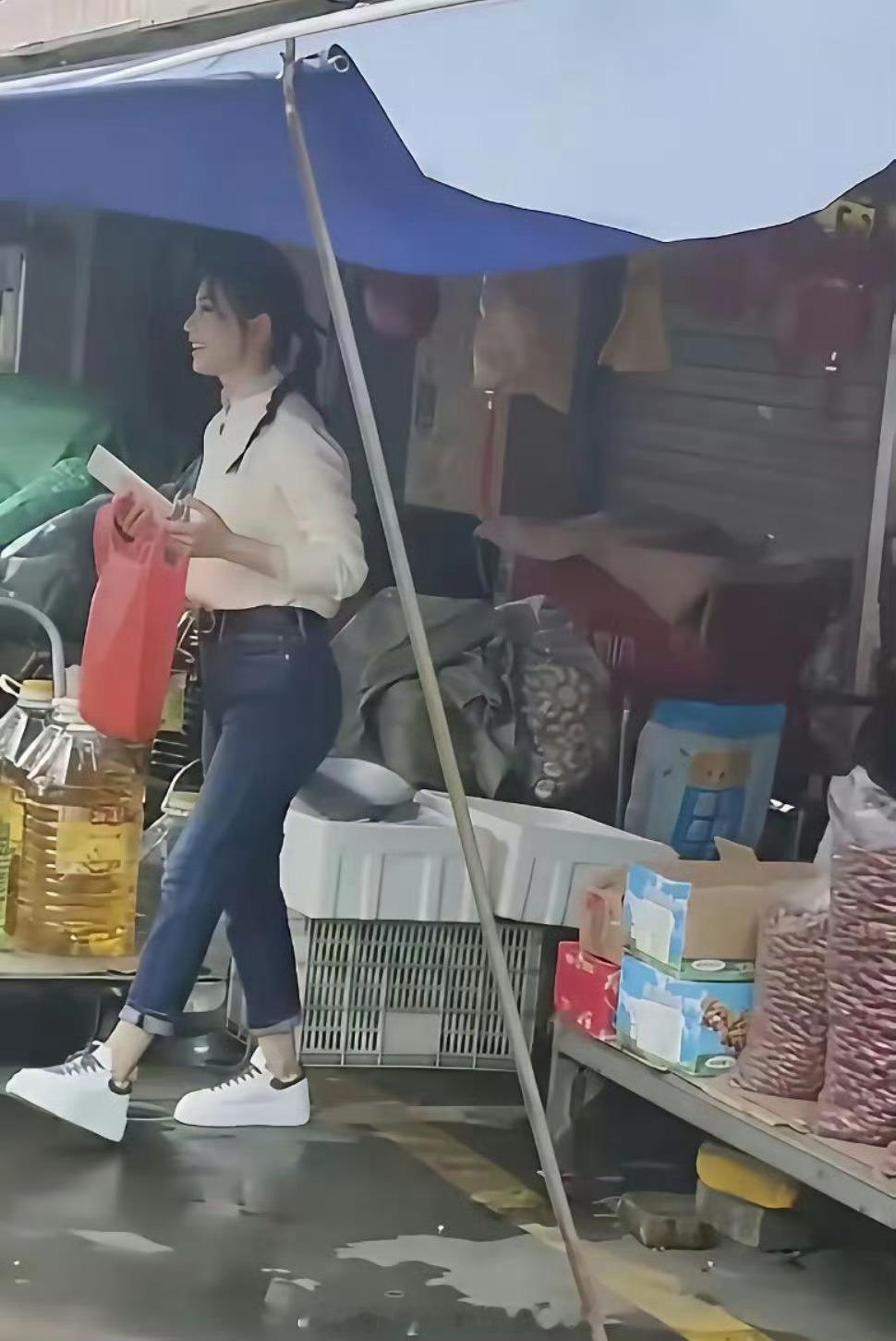 逛早市遇到的大姐，真的挺有气质的，长的特别像明星！