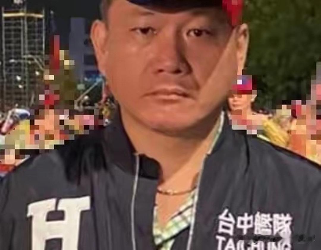 国民党老将阎泰利，最近干了件硬事。党不让他选，他回头就把自己竞选广告牌上的“国