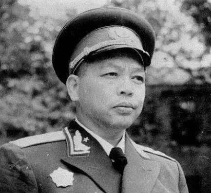 建国后，曾国华中将回到了广东省五华县岐岭镇老家，探望自己的老父亲。1950年的