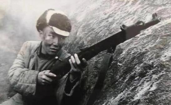 1953年，一位美国顶尖狙击手击中了一名志愿军战士，那人应声倒地，坠入战壕，然而