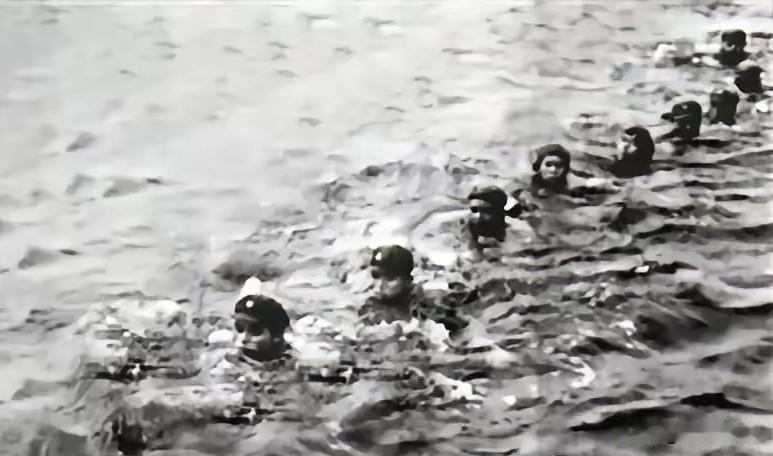 游泳游好了照样能立功！1965年9月29日，解放军驻琼某部9名战士武装泅渡琼州海