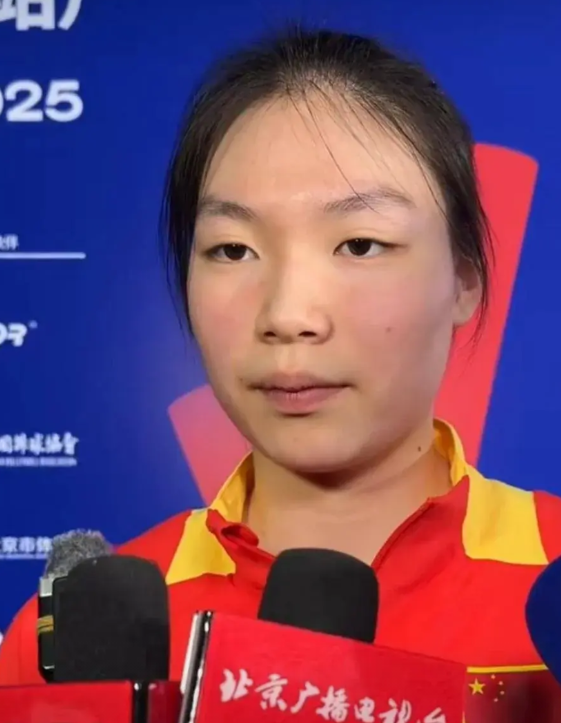 张籽萱的难题……    世联赛打了两场，新周期的中国女排取得了一胜一负的战绩，