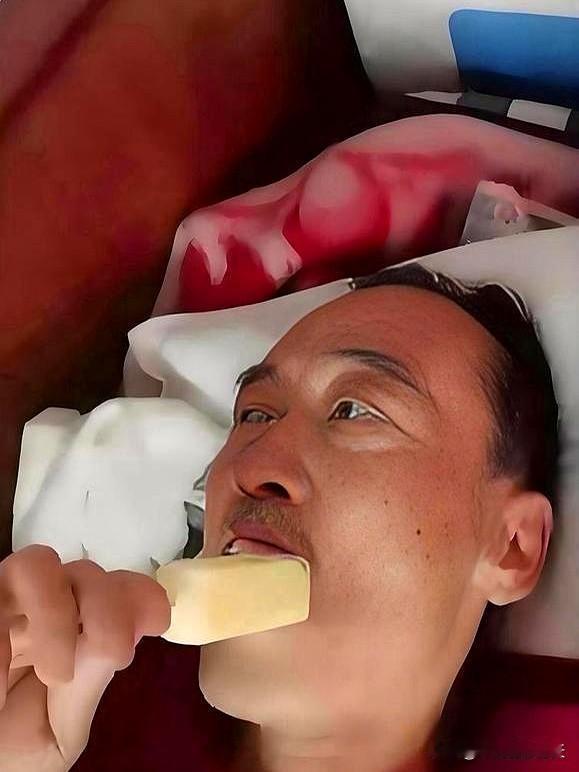 肺癌晚期，才做完化疗没多久，那男的忽然就想吃一根冰糕。家里人急着劝，说身体扛不