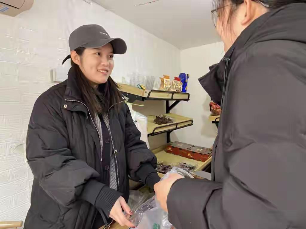 青岛西海岸新区暖心一幕：路边纸袋惊现十万现金，母女俩寒风中的选择让全网破防！