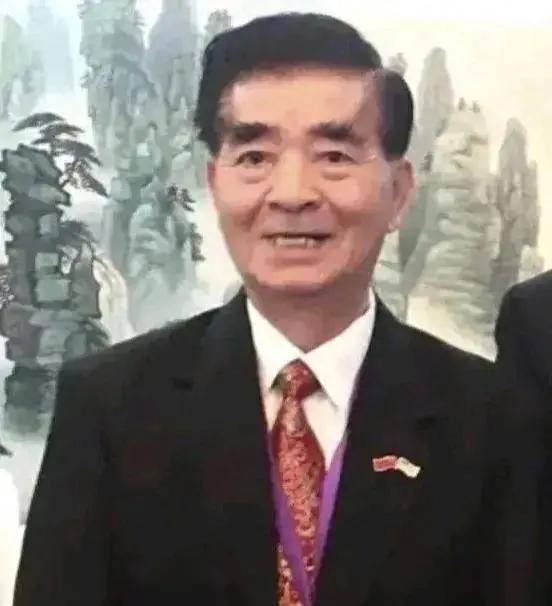 一个笑眯眯的76岁老头，天天给人捐款、修路、送温暖，人人都想给他送锦旗。结果他是