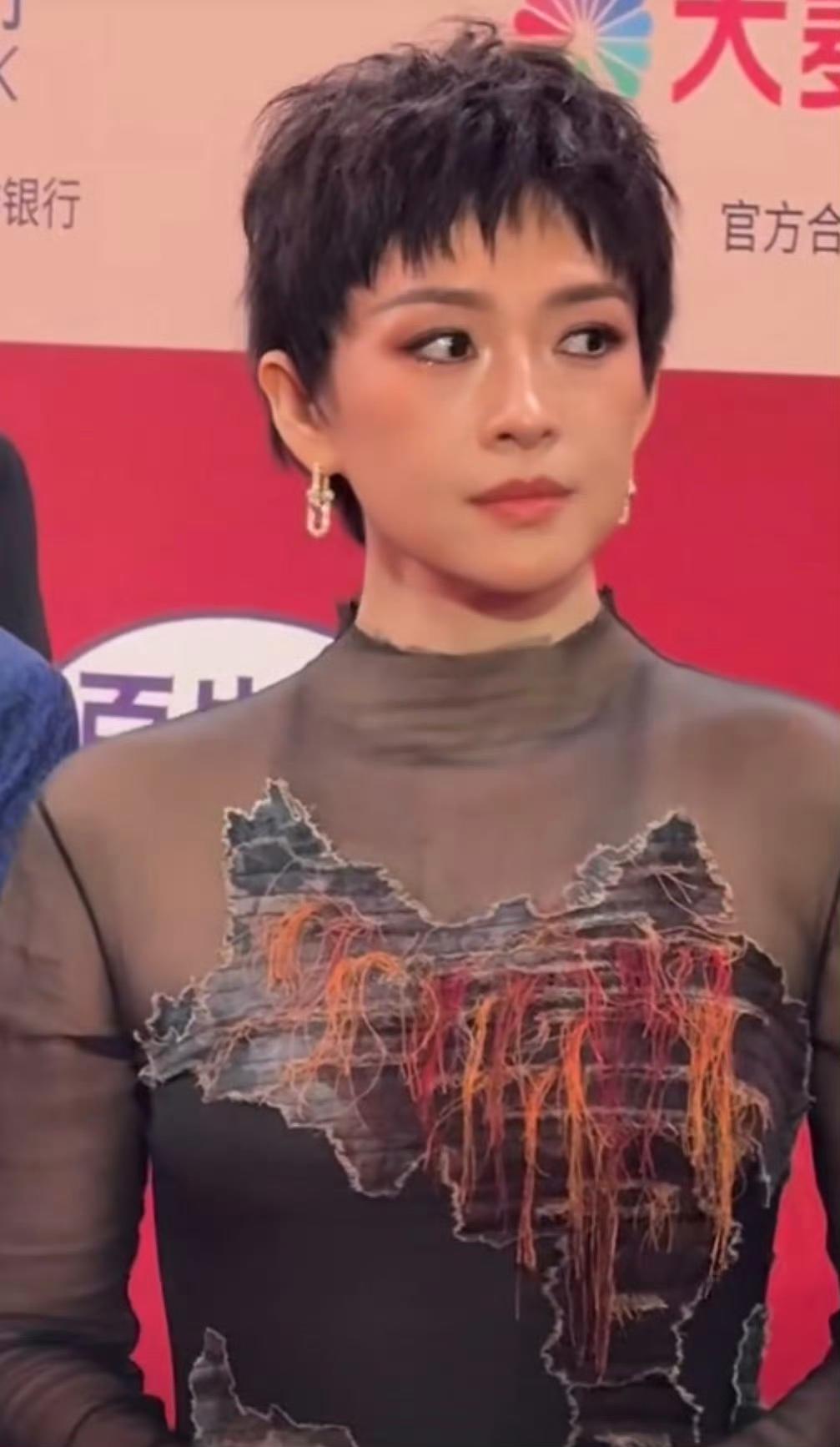 说实话，章子怡跟汪峰的八年婚姻，似乎真的让她脱了一层皮。章子怡亮相上海电影节