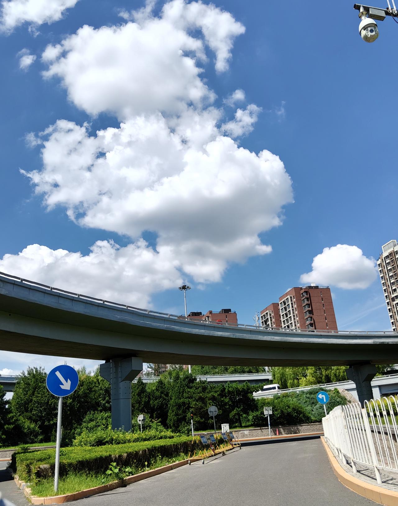 陪旅游是真累呀亲家一行中午从北京返程了，傍晚都己到家。走之前，我给她们每人买一