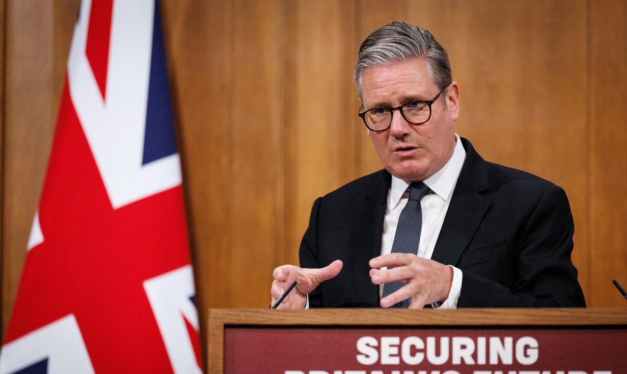 斯塔默：英法加领导人"感到震惊"在英国议会的讲台上，首相斯塔默于20日发