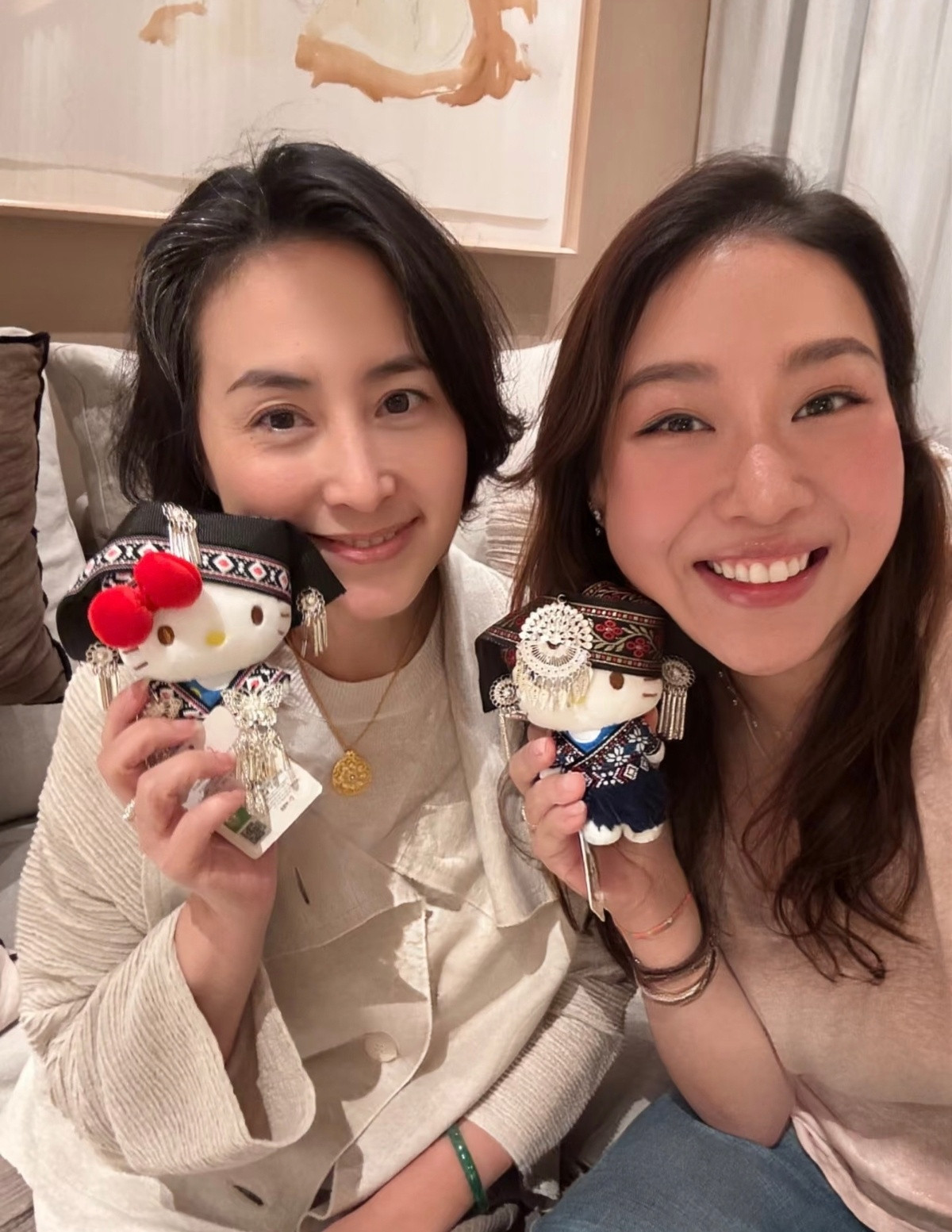 干女儿曾昭仪带着孩子们，为何超琼庆祝64岁生日，竟然还是苗族服饰的HelloK