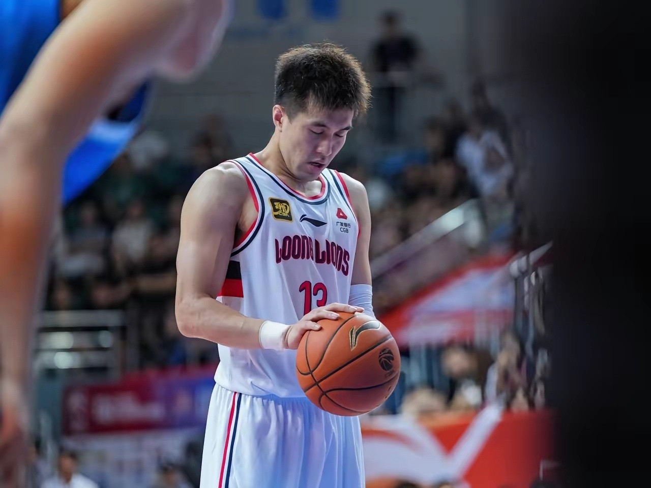 郭艾伦及其家人遭遇诈骗，涉案人员据称还是所谓的“身边熟人”，这也印证了我之前一直