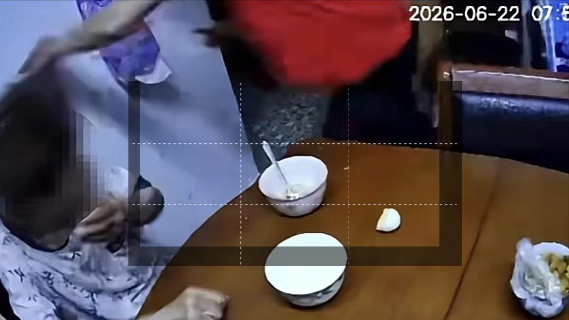 知人知面不知心！江苏南京一保姆月薪五千伺候三年，真面目暴露，黄女士察觉85岁痴呆