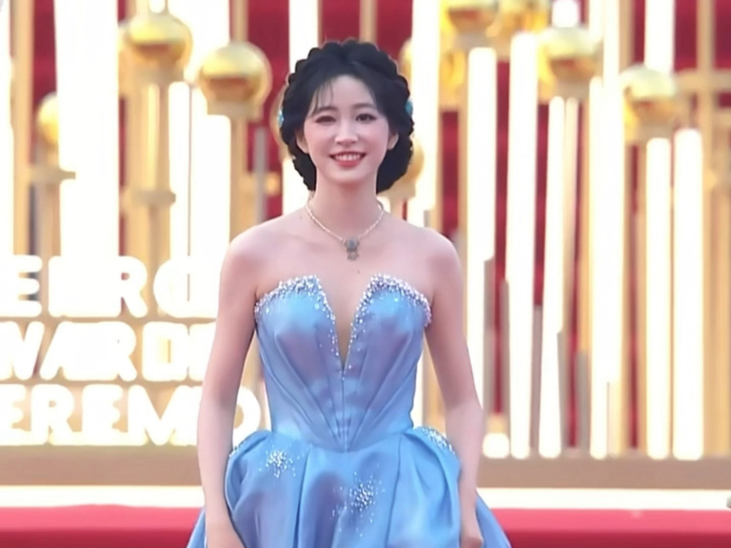 明媚又亮晶晶的，肸子你美！杨肸子盘发抹胸蓝裙造型​​​