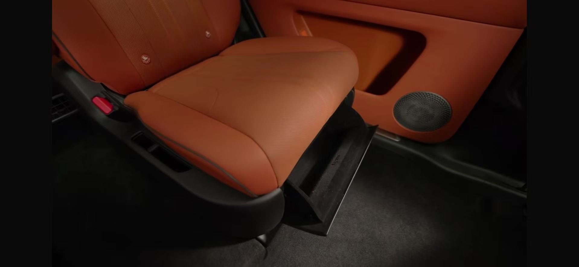 看来魏牌是十分重视自家AI豪华六座旗舰魏牌V9X了，车企老板给自家产品亲自代言。