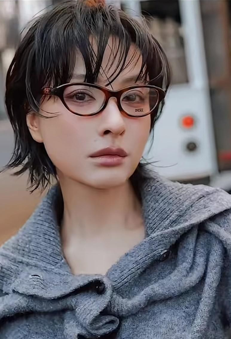 第一眼看到吴昕在米兰时装周的生图，我愣是没敢认这是当年台里那个唯唯诺诺的姑娘。超短发、黑框眼镜，一身