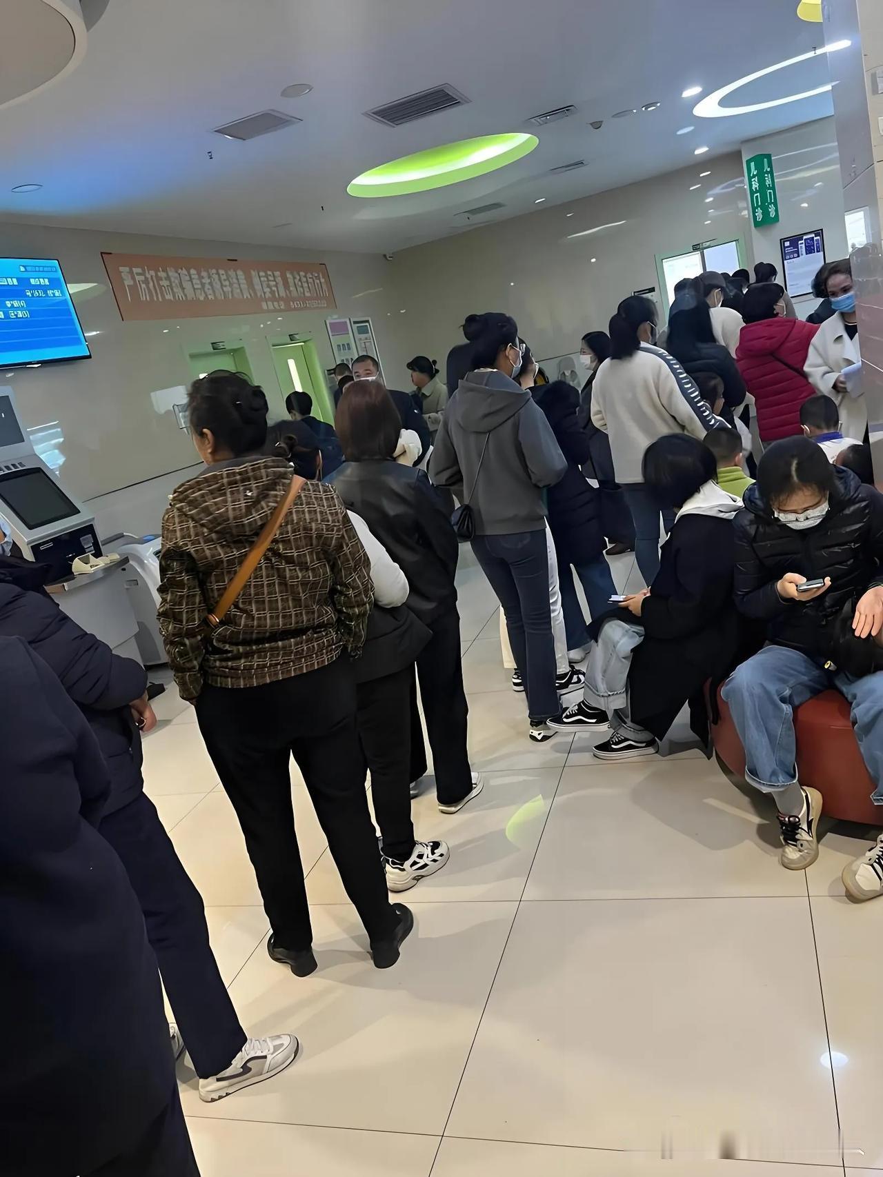 成功的医改应当是医疗资源实行再分配，门诊的小毛病都去基层小医院或小门诊解决。纵观