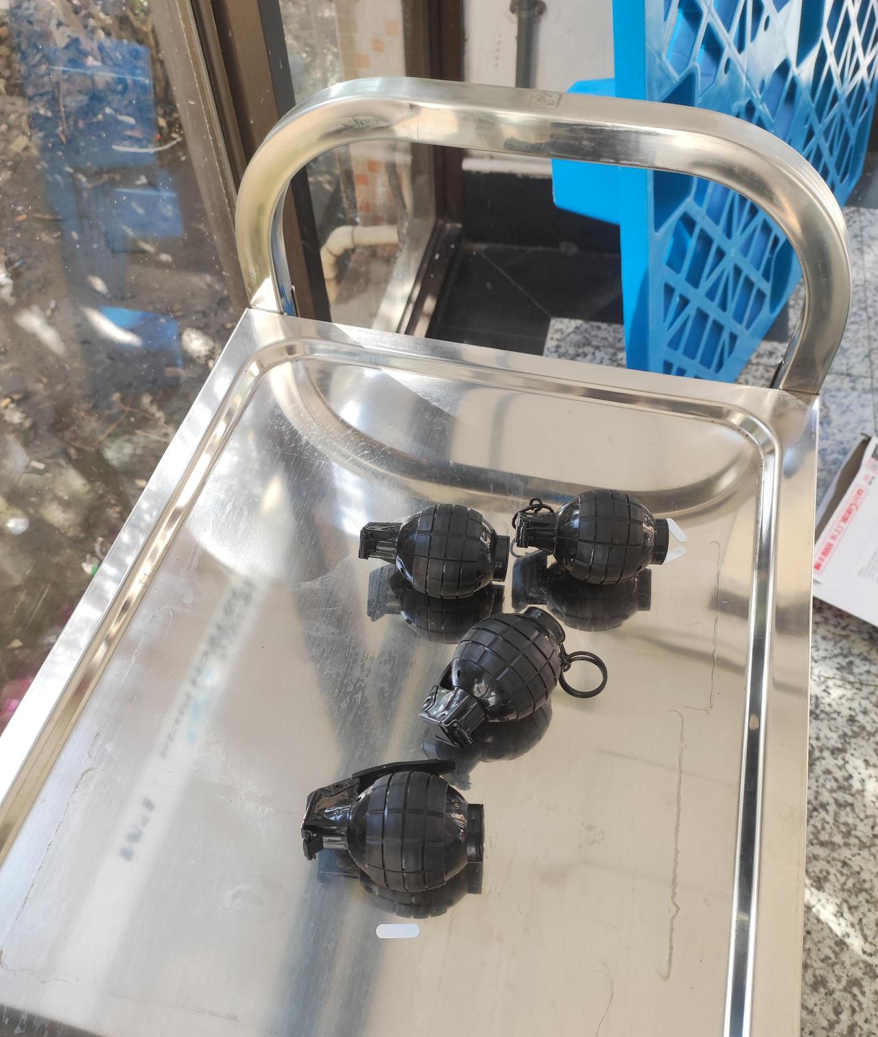 早晨上班，公司门口放这玩意，现在为止，没见到有人拨打110。你以为这是