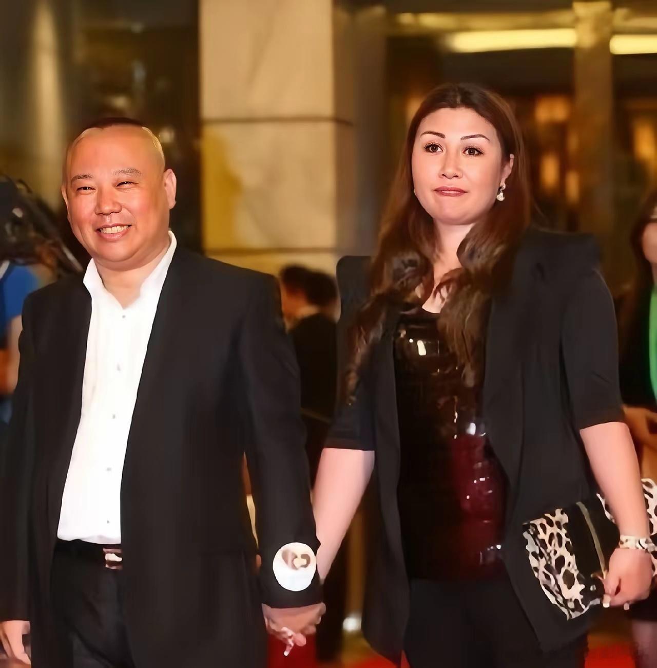 郭德纲老婆以前挺漂亮的，就是不懂她为什么总是留奇怪的发型。其实她真不适合短发，身