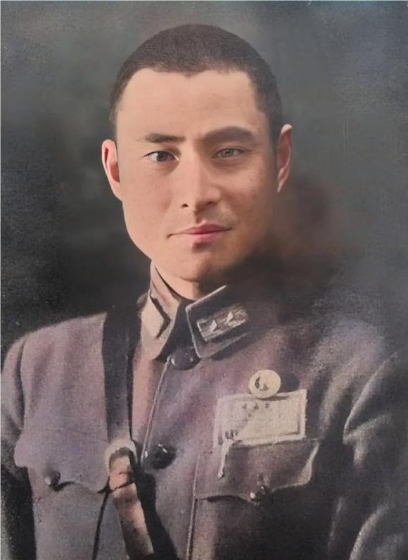 1975年深秋，功德林监狱的铁门在黄维身后缓缓打开，27年囚禁生涯刚结束，台湾那