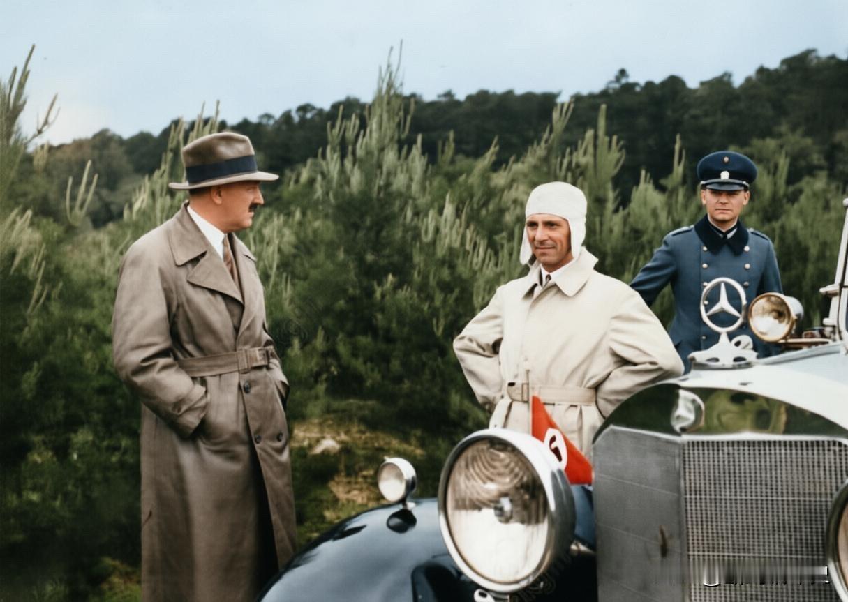 戈培尔刚试驾了一辆奔驰轿车，正在向元首报告，看来他对这辆车很满意。奔驰与纳粹