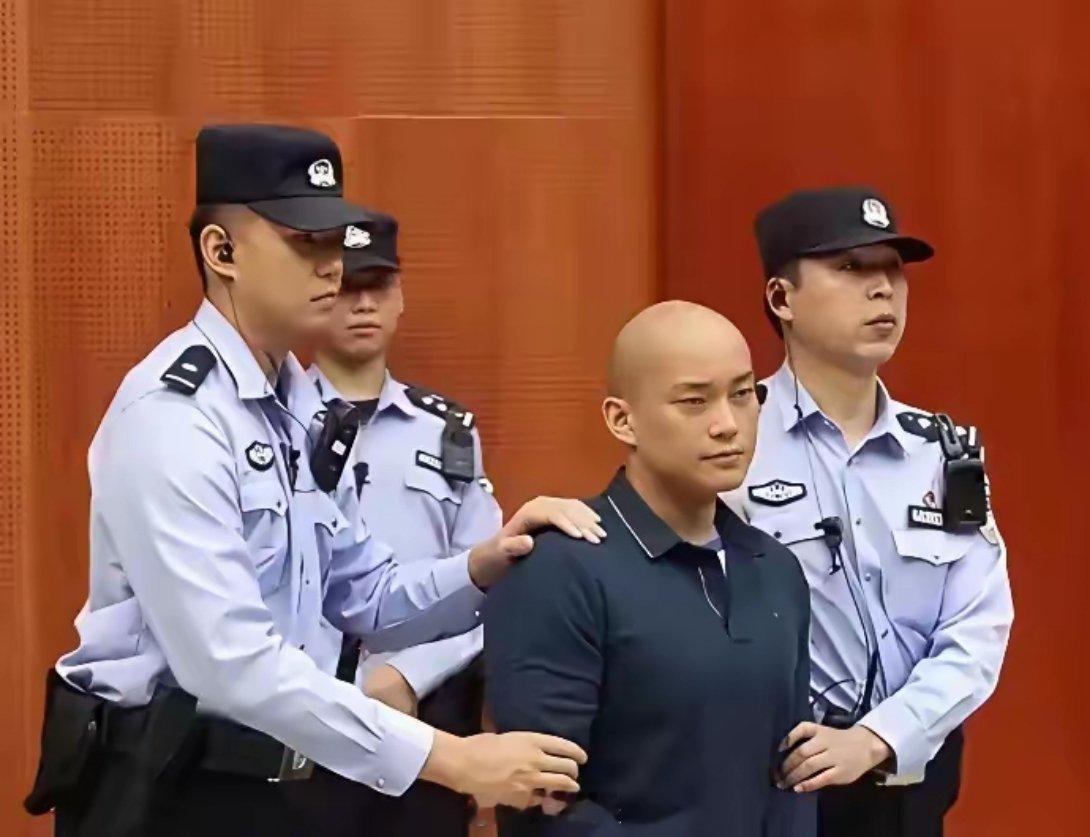 真人也没比通缉照好看啊？