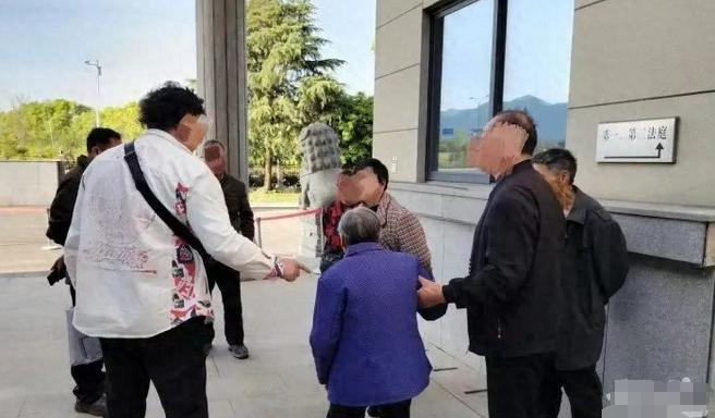 浙江建德，女子丈夫离世后，她不离不弃，独自照顾90岁的婆婆17年，婆婆的三个儿女