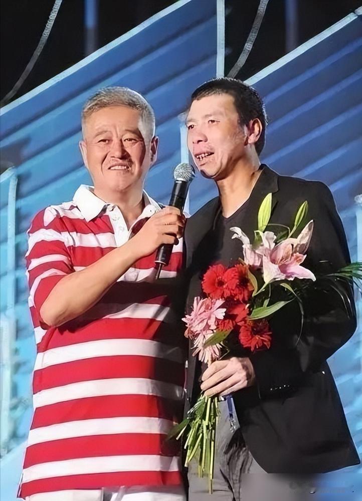 冯小刚颁奖念错词，赵本山一巴掌拍回去。华鼎奖的聚光灯下，冯小刚手卡上写着黑土