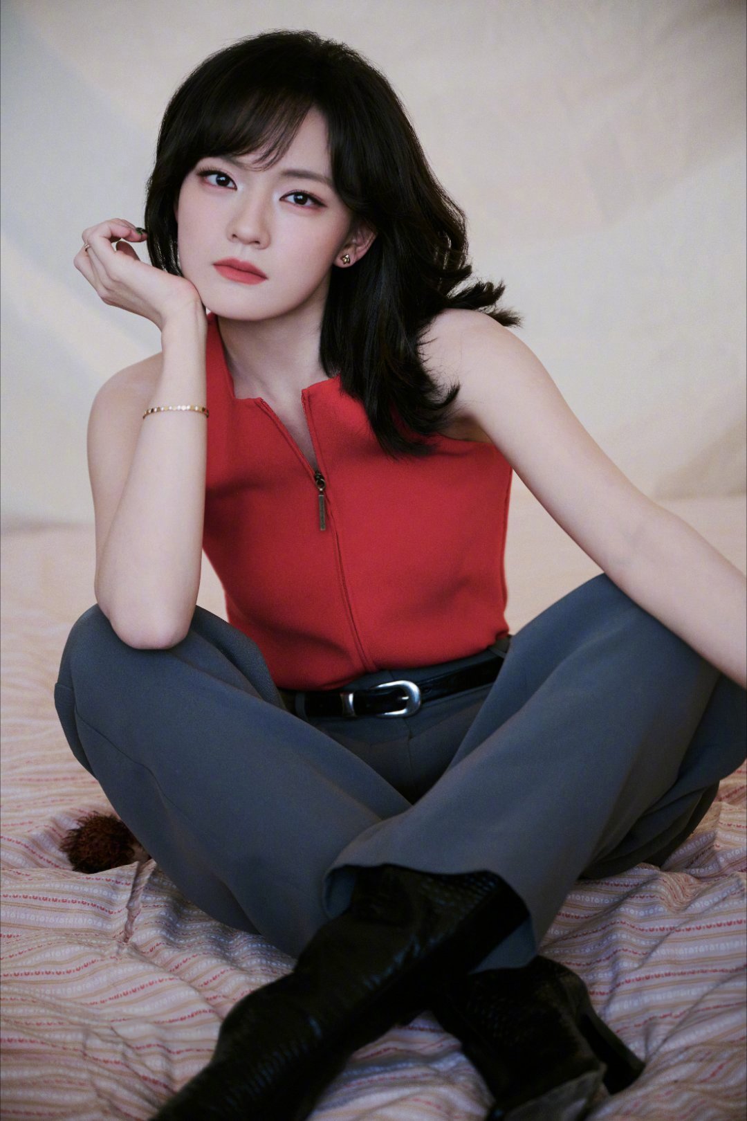 摄影师是多喜欢文淇的眼睛摄影师的心头好实锤了！文淇真的没有不好看的义务！冷脸疏