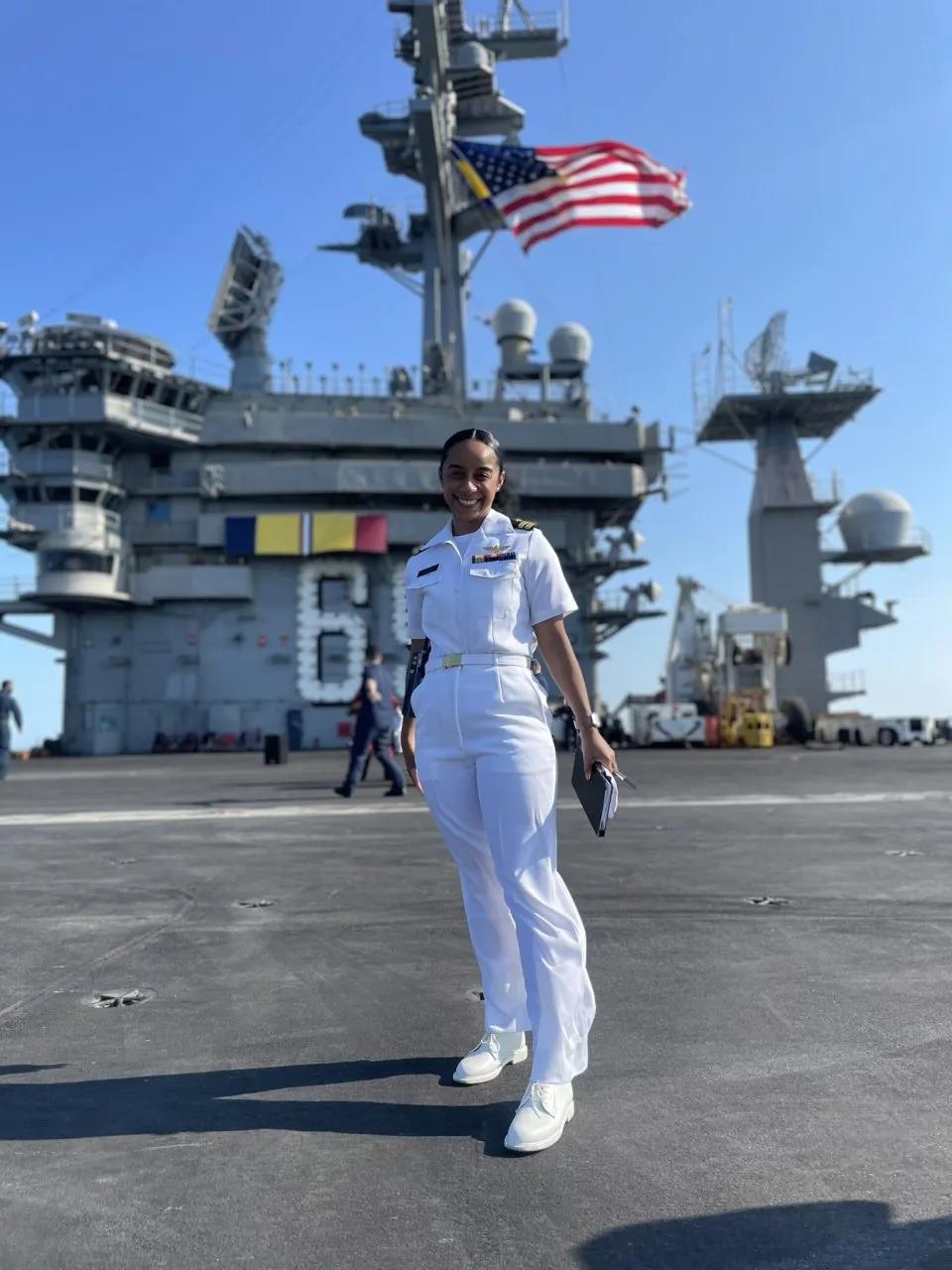 当前美国海军的发展策略，核心是应对大国竞争，通过调整战略布局、优化舰队结构、重振