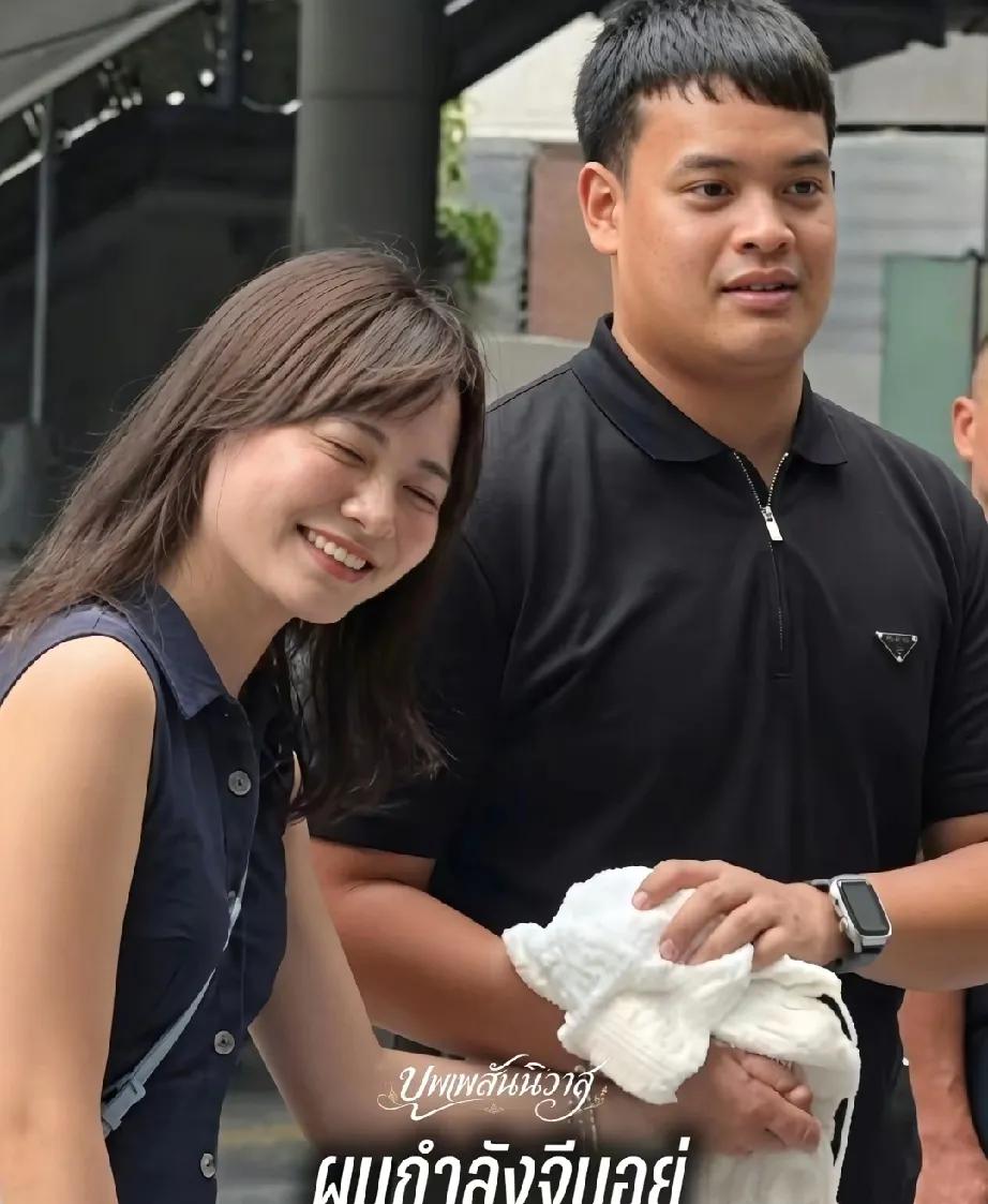 泰国小王子提帮功街头撒糖，二人双手一直紧牵着，不过女子外籍身份将成最大障碍，提帮