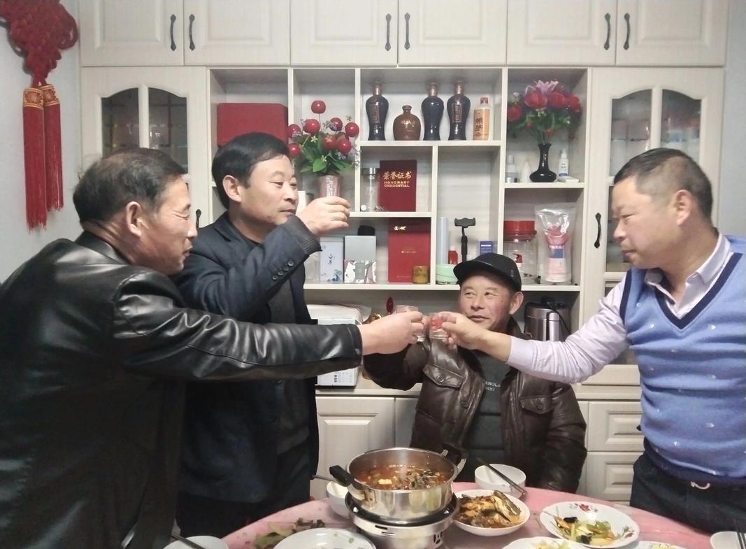 今天兄弟从外地回来扫墓，中午请我们四个关系好的兄弟在饭店吃饭，一进包间，他就给我