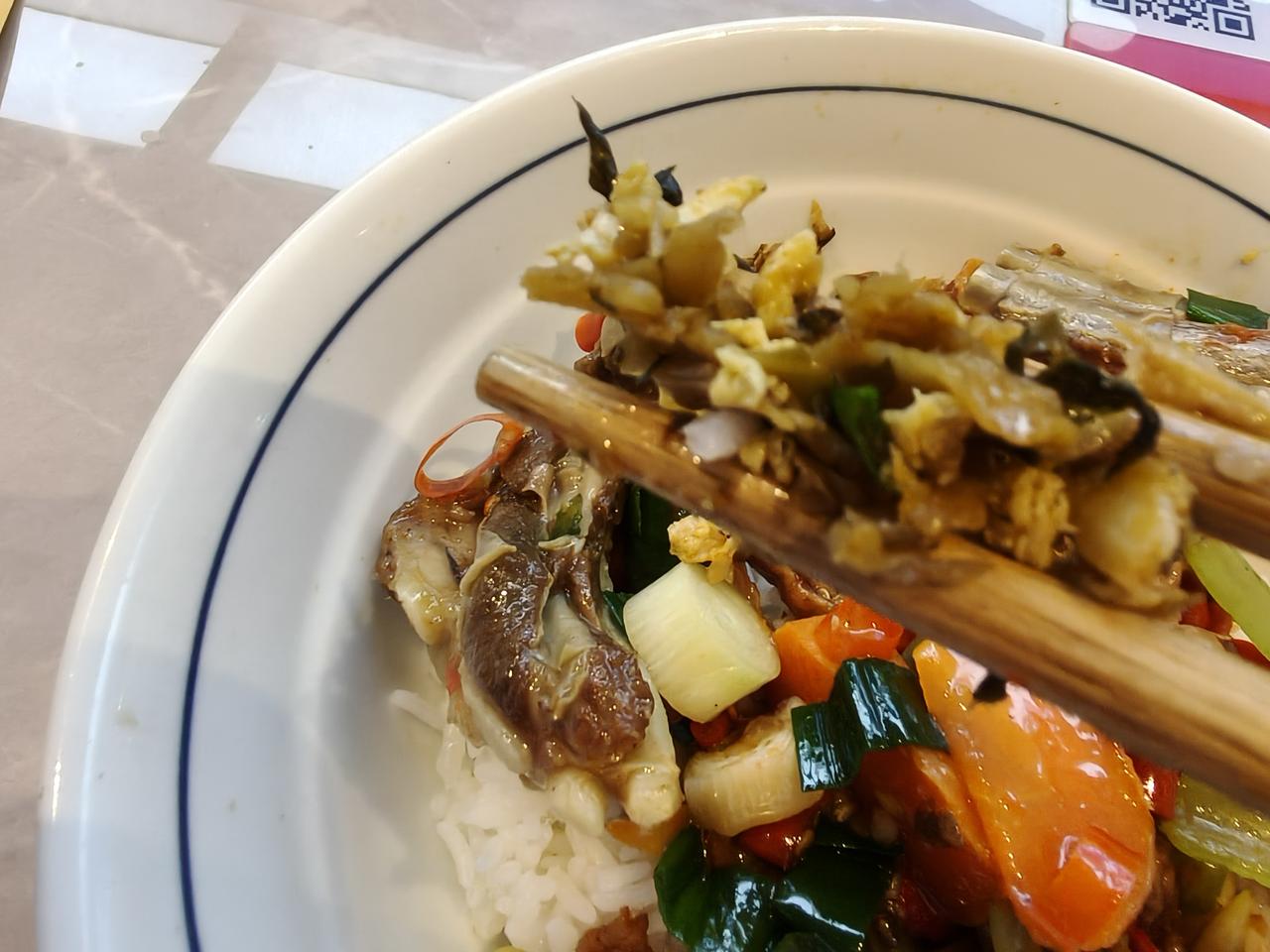 大年初一的午饭！胡萝卜炖羊排，黄牛肉爆炒外婆菜想家的菜白米饭主食，友友们