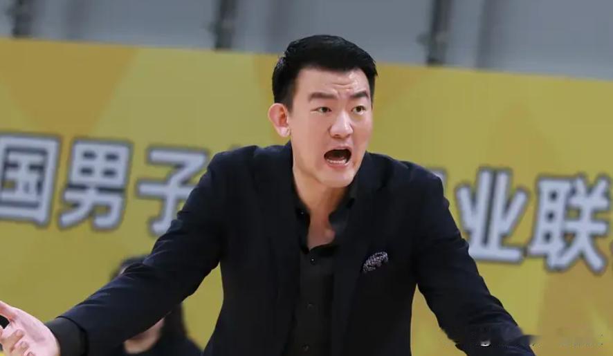 广厦1-3上海，赛后传来三个新消息，卢伟避谈裁判话题，王博感慨，媒体人点拨王博d