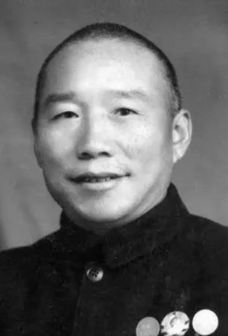 1948年，解放军抓到一个伙夫，战士们见这个伙夫年纪不小，比较可怜，就给他发了路