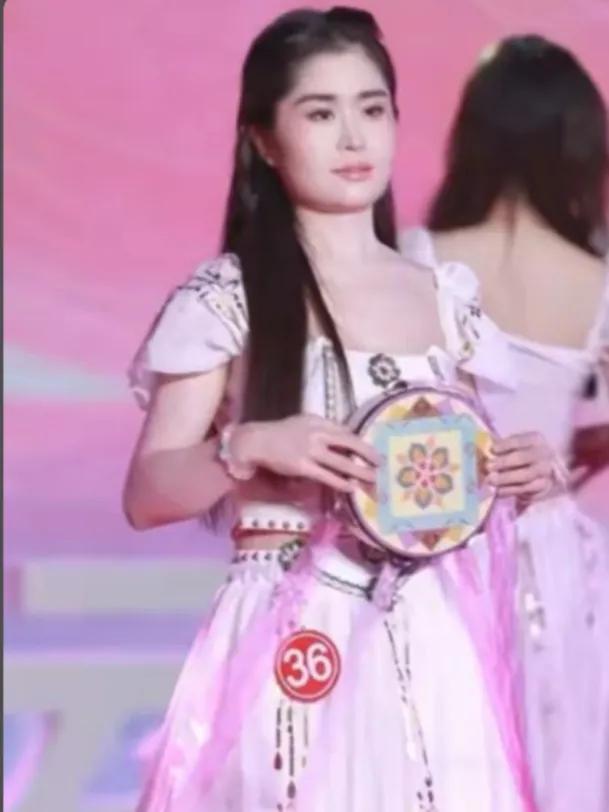 被说“一团糟”的张倩,凭什么是辽宁选美冠军?1998年,张倩出生在辽宁鞍山一个