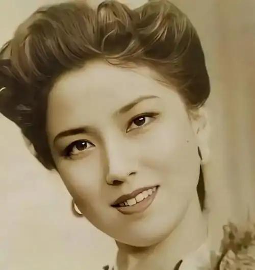 第一次去舞厅，是刚参加工作后。在网上无意搜到消息，出于好奇，我就单枪匹马地闯过去