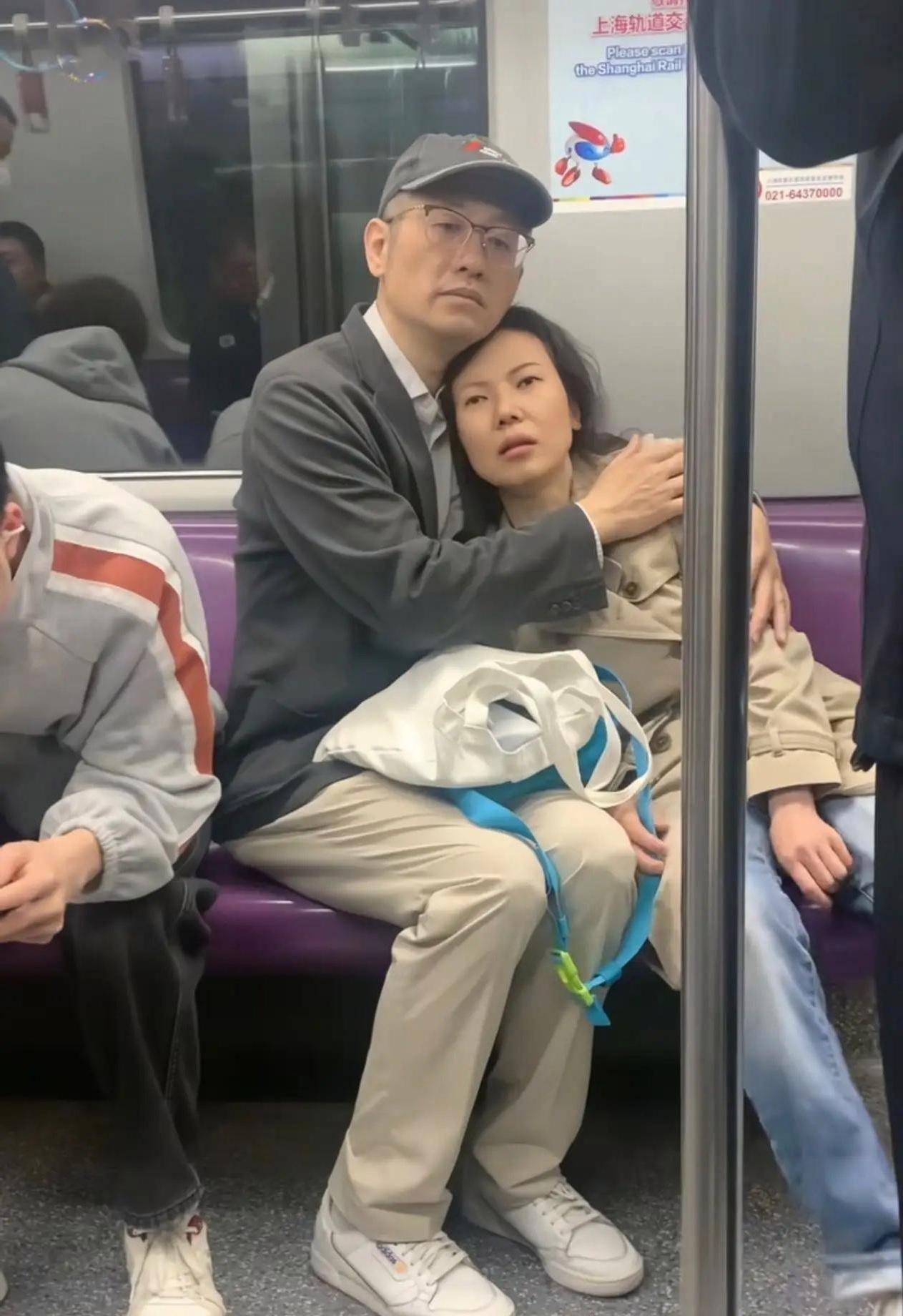 地铁上撞见最动人的爱情。他穿干净西装，怀里是脸色苍白的妻子。一只手稳稳揽住她，怕