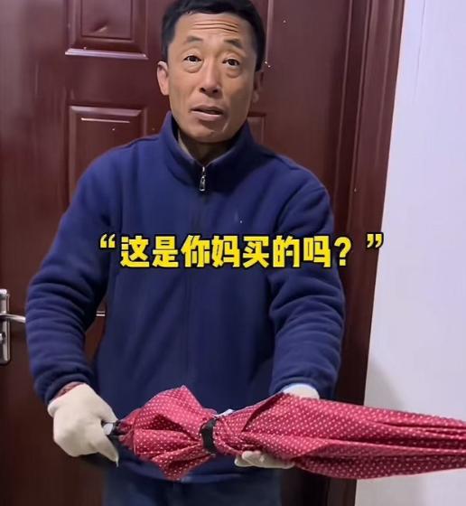 令人泪目！父亲丢了一把伞，出门找了好几天！女儿不理解，问父亲为什么不重新买一把