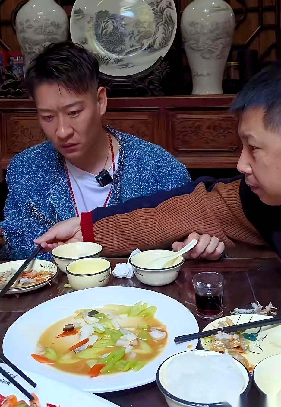 “回民也能吃驴肉火烧？”直播间弹幕炸了。曹云金夹起一块驴肉，当着无数人的面，直接