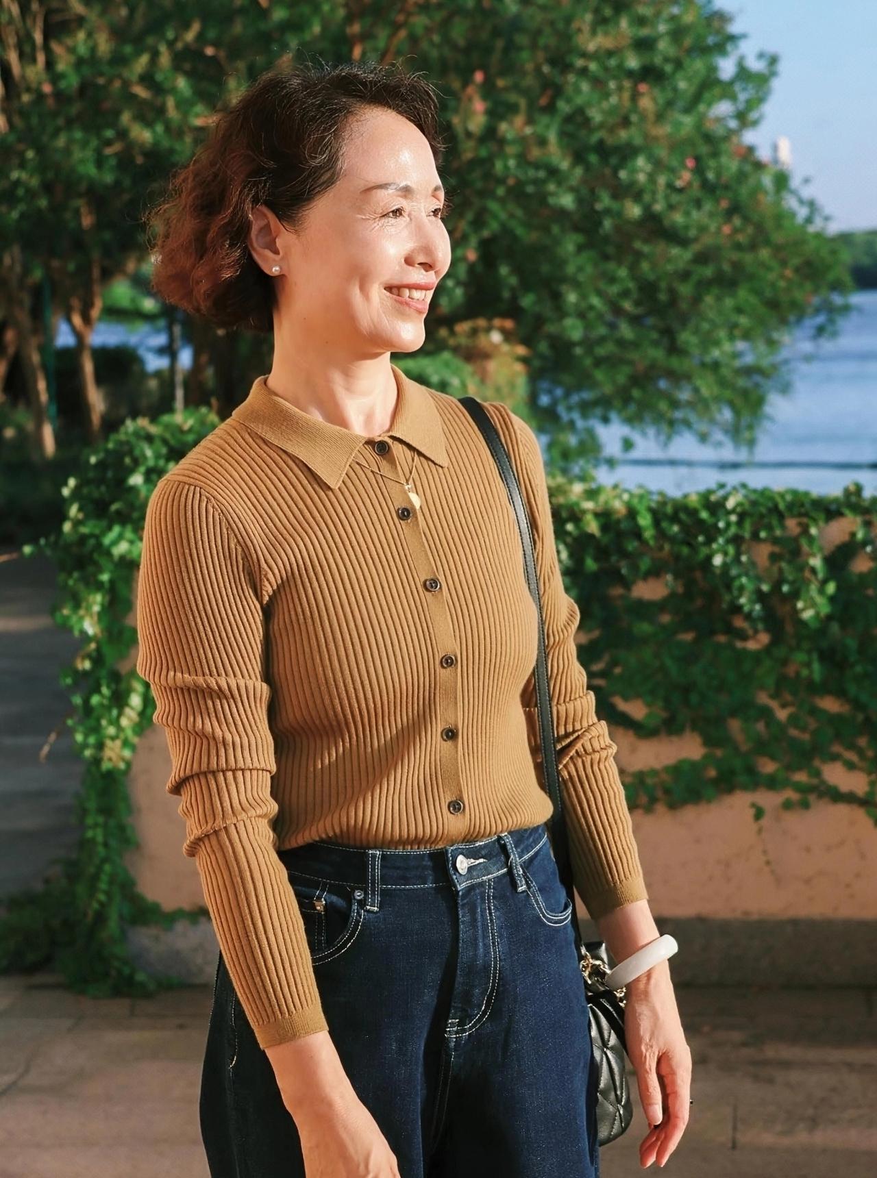60岁后秋天少穿卫衣，我换成这3件，舒服还显精神姐妹们，秋天一到，是不是又把