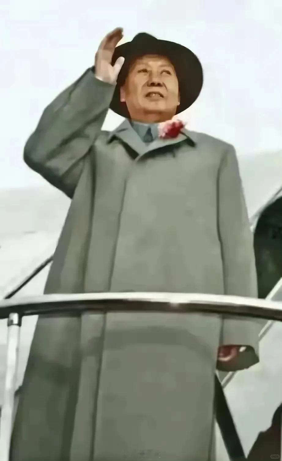 这张照片您知道在哪儿拍的吗？1957年11月2日，毛主席亲率中国代表团访问苏联参