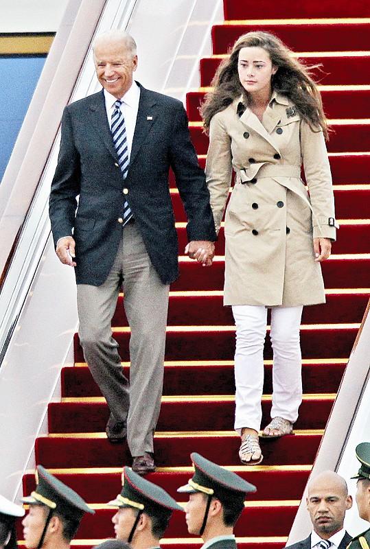 拜登好宠爱他的孙女，当年他抱着孙女生的曾孙女样子很慈祥。