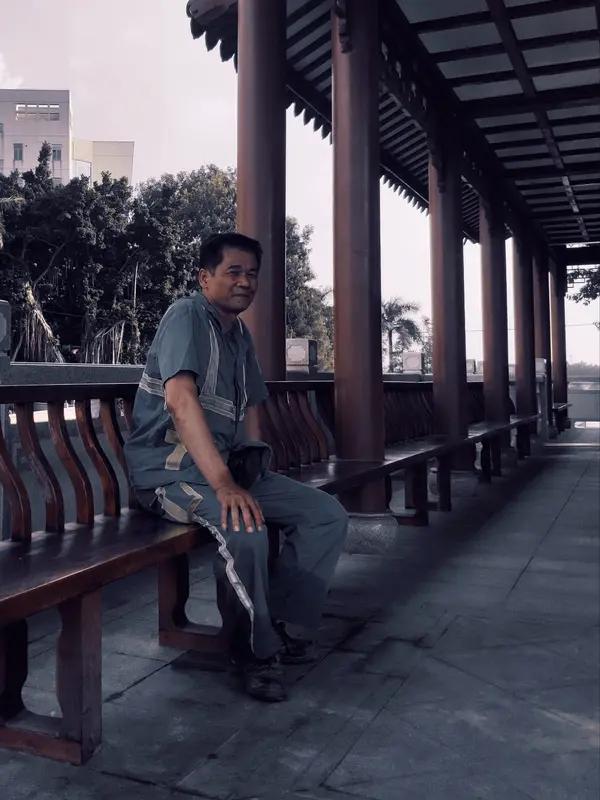 三个月前，老张在15块时把30万积蓄全押了进去，整整2万股。那段时间他天天盯盘，