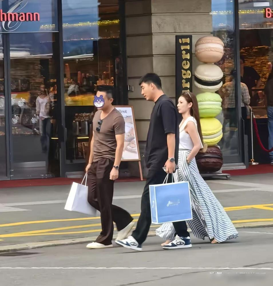 45岁的汪小菲，在瑞士街头硬生生把自己活成了跟班。9月3日，有路人在瑞士琉森湖畔偶遇这对夫妻。生图里