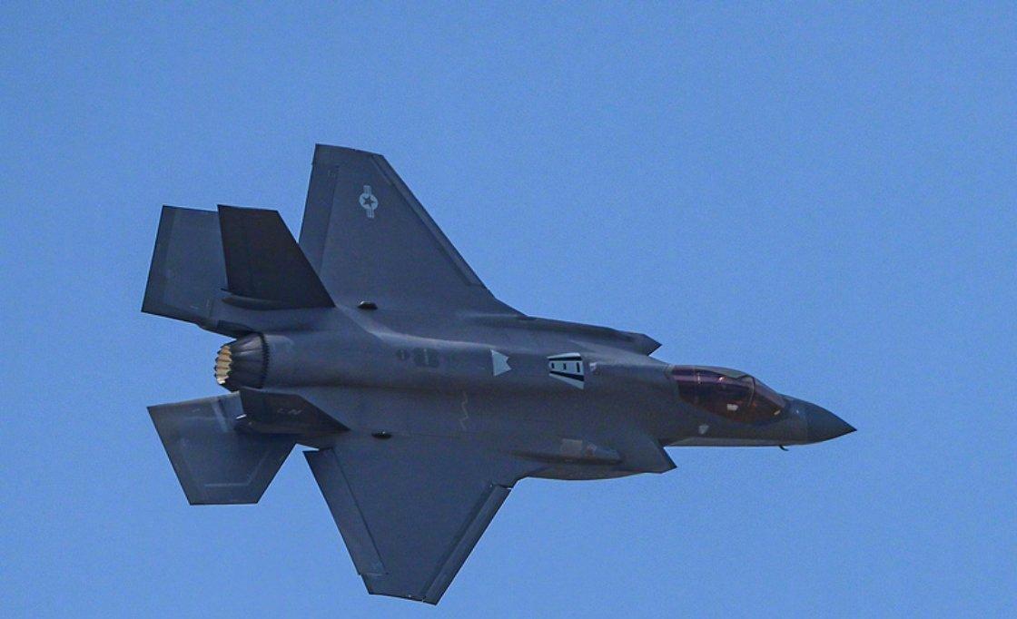 伊朗压力不小，在美军出动两个航母战斗群后，当地时间2月16日，美军出动18架F-